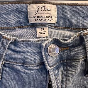 J Crew Jeans. 9” High-Rise Toothpick. Size 28. Light wash. Raw hem.